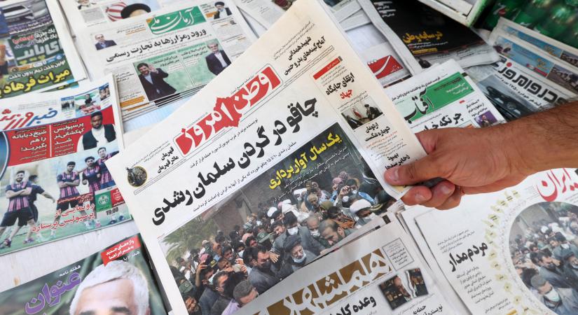 A keményvonalas iráni sajtó ünnepli Rushdie támadóját