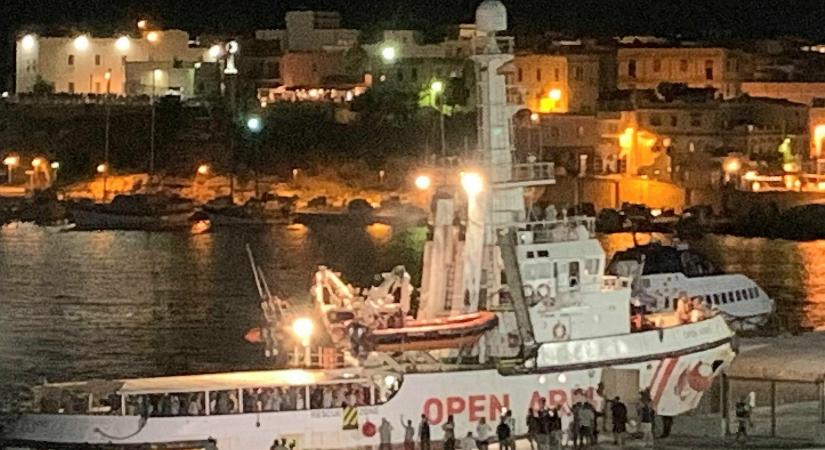 A Liga kivilágította Lampedusa kikötőjét
