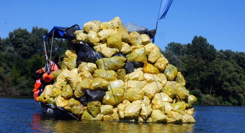 Több mint 15 tonna hulladéktól szabadították meg a Tiszát