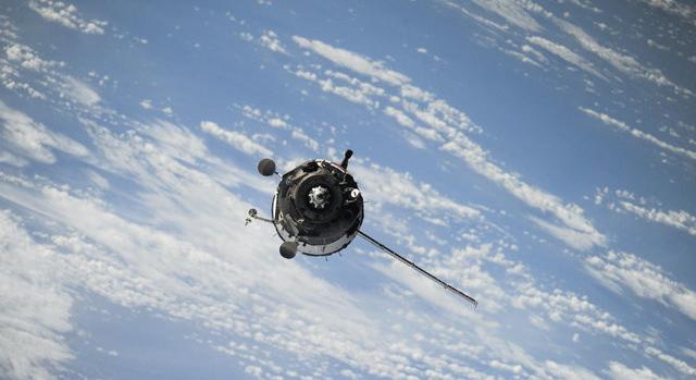 Az oroszok fellőttek egy műholdat csak azért, hogy 10 méterről kövessen egy amerikait