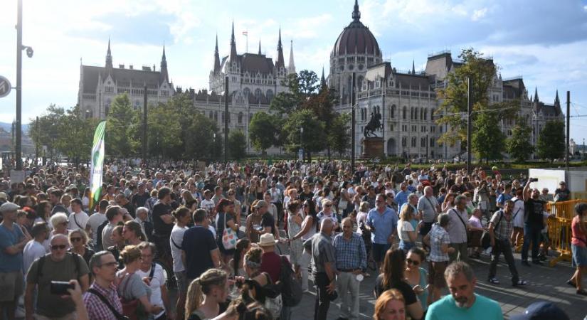 „Ha erdőszerte tarvágás folyik, akkor végünk van, elpusztul a világ” – Több ezer ember tüntet a fakivágás ellen Budapesten