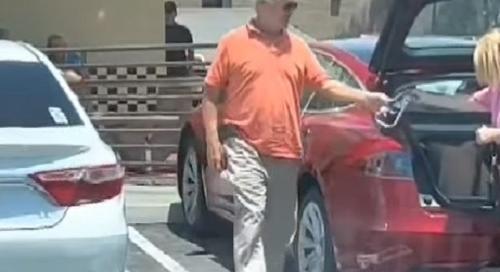 VIDEÓ: Filléres trükk azok ellen, akik rányitják a kocsidra az ajtót a parkolóban