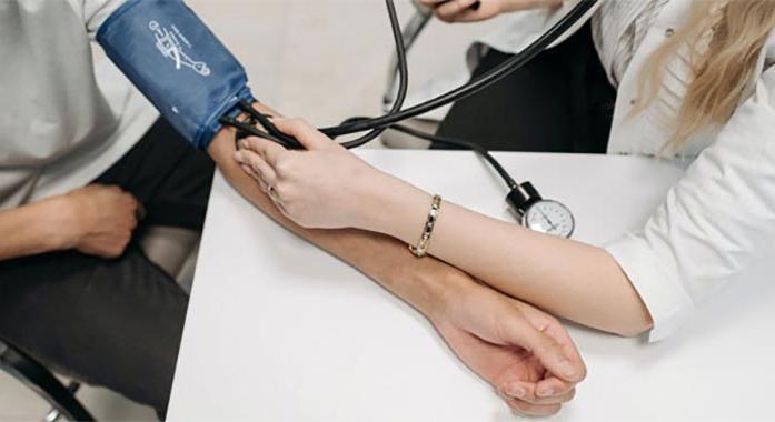Alacsony vérnyomás tiniknél okok, tünetek és kezelés