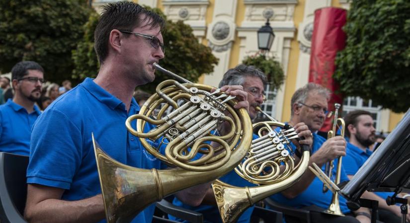 Közös örömünk: a zene! – Fúvósok a fehérvári belvárosban