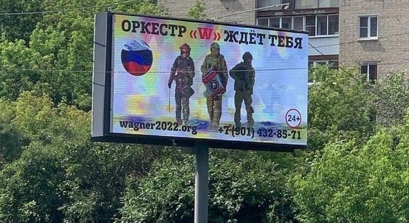 Hivatalosan is előbújt Putyin árnyékhadserege, már plakátokon toboroznak Oroszországban