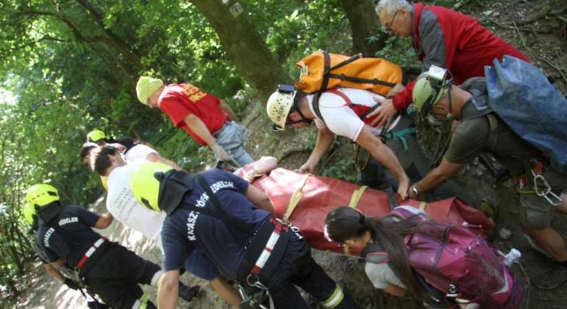 Mászás során visszacsúszott – 18 ember, 4 óra alatt hozta felszínre a Mátyás-hegyi barlangban megsérült nőt