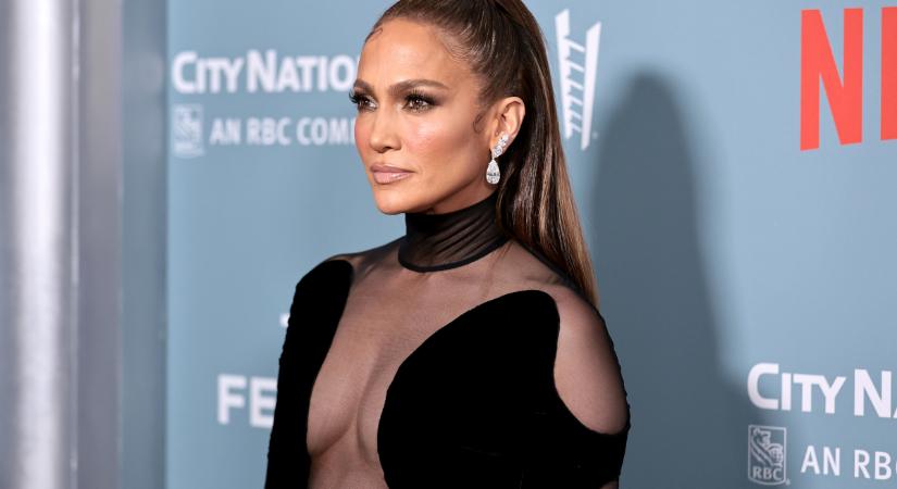 Az 53 éves Jennifer Lopez nem takargatja tökéletesre formált alakját: 8 fotó, amikor szinte meztelenül állt a kamerák elé (18+)