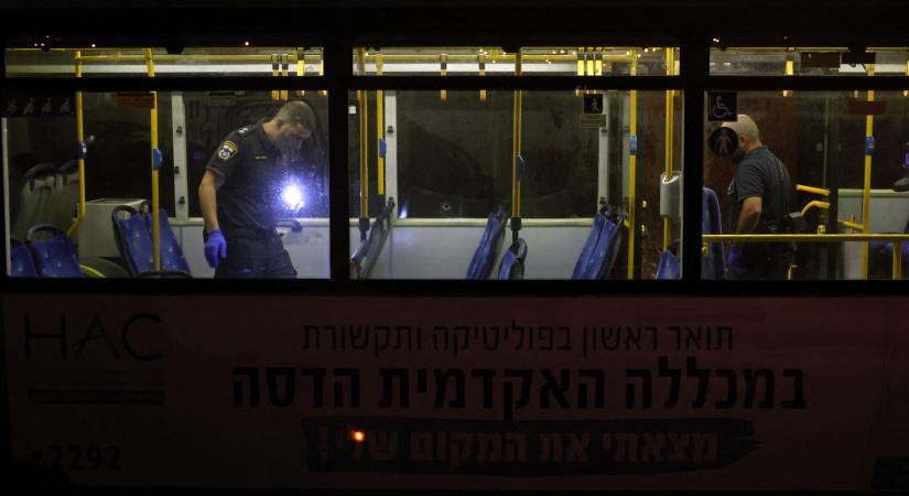 Utasokkal teli buszon nyitottak tüzet Jeruzsálemben