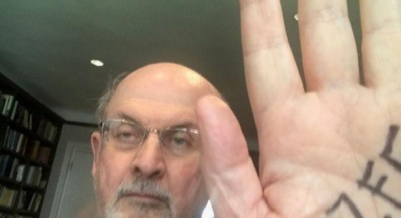Salman Rushdie-t levették a lélegeztetőgépről, újra tud beszélni