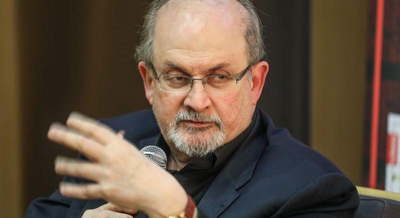 Levették a lélegeztetőgépről Salman Rushdie-t