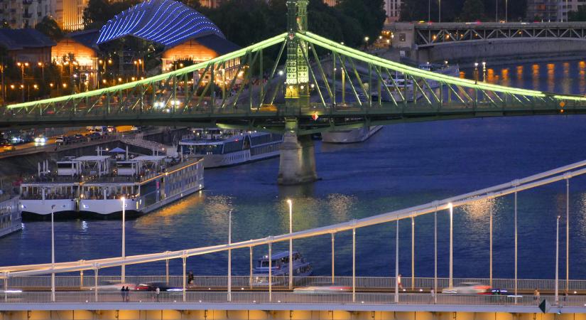 Dunába ugrott egy férfi a Szabadság hídról, azt mondja, szórakozásból