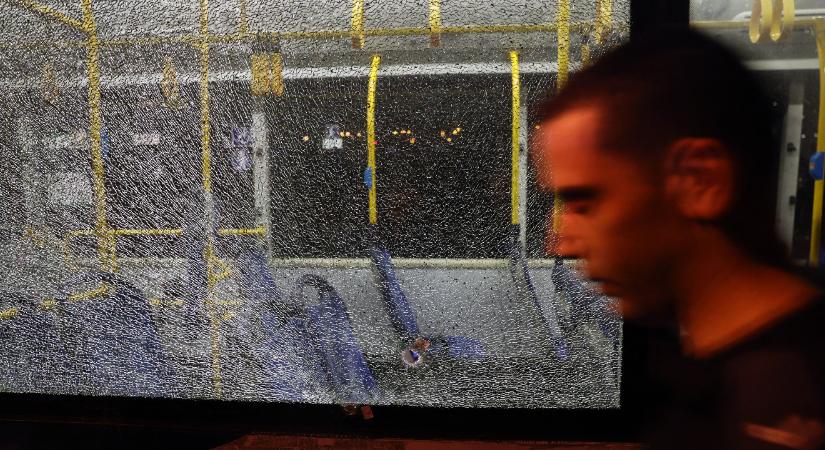 Utasokkal teli buszra és járókelőkre lövöldöztek Jeruzsálemben
