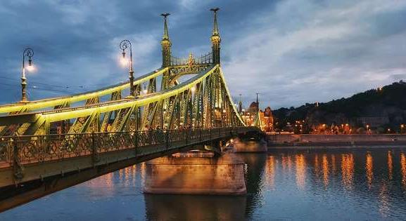 Szórakozásból a Dunába ugrott egy külföldi férfi a Szabadság hídról