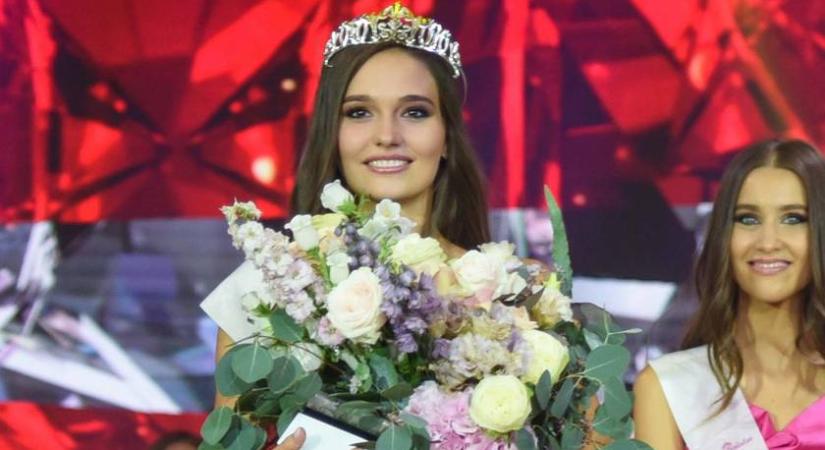 Ő a 2022-es Miss Balaton: a 25 éves, barna hajú szépséget, Csupor Olíviát koronázták meg