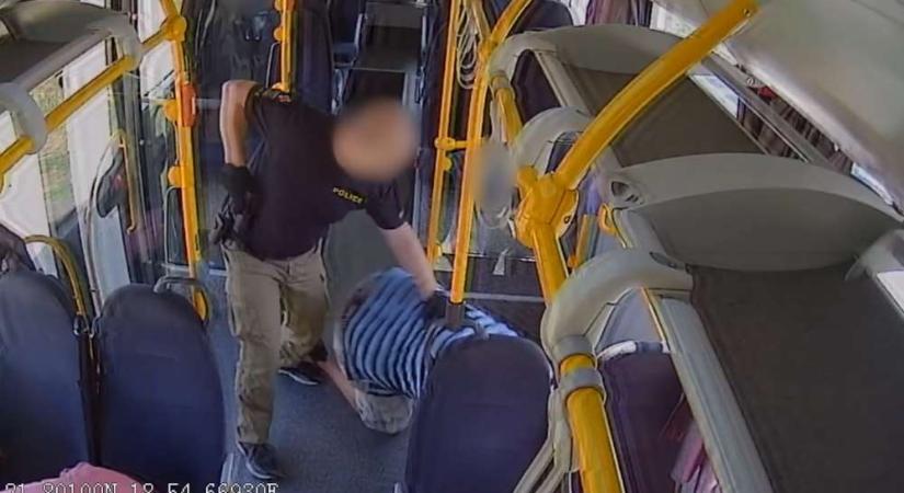„Rendőrség! Az ajtók zárva maradnak” – Videó arról, ahogy az érdi buszon megbilincselnek egy körözött férfit