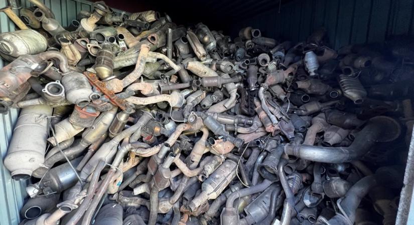 44 ezer katalizátort loptak – rács mögé kerültek
