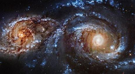 Lefényképzete az űrteleszkóp, amint két galaxis éppen egymásba rohan