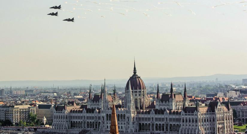 Katonai gépek köröznek hétfőn Budapesten a parlament körül, de nem kell megijedni