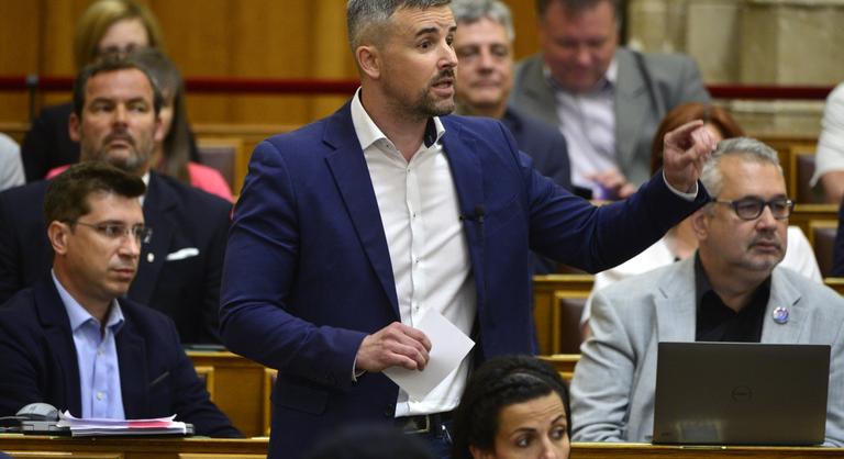A Jobbik országos választmánya visszaköveteli Jakab Péter képviselői mandátumát