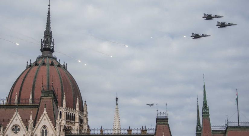 Hétfőn augusztus 20-ra gyúrnak a katonai repülők a parlament felett