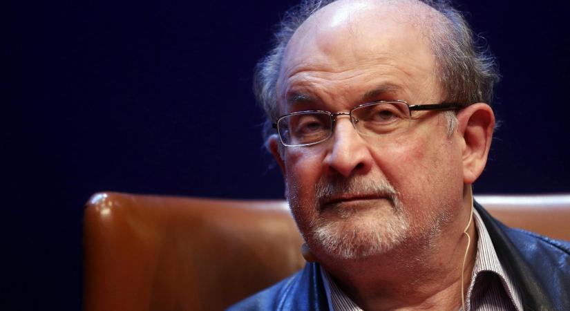 Rushdie-t levették a lélegeztetőgépről, már beszélni is tud
