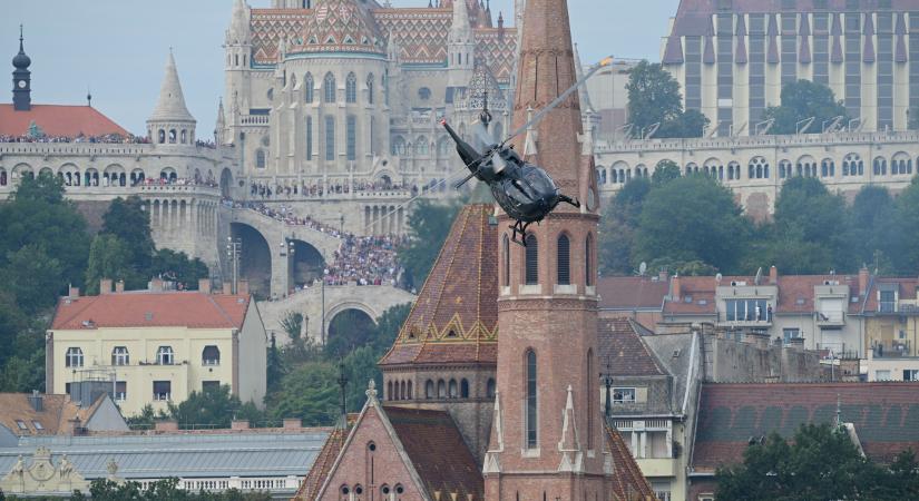 Nagy zaj, hajók elől lezárt Duna – Ellepik Budapest egét a honvédség repülőgépei