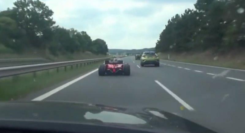 Ferrari-festésű formulaautót videóztak le egy cseh autópályán