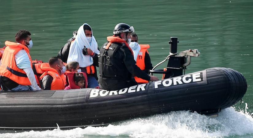 Idén már több mint 20 ezren jutottak át csónakon Nagy-Britanniába