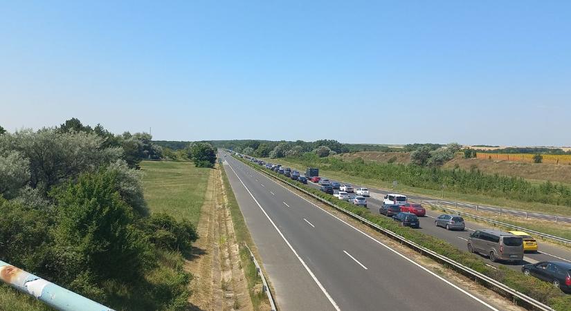 Teljes útzár az M7-es autópályán - Öt autó karambolozott