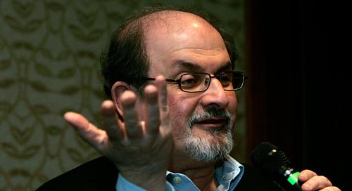 Lélegeztetőgépen van Salman Rushdie