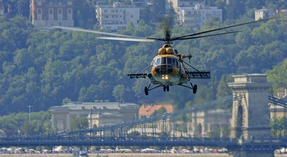 Katonai helikopterek és repülőgépek tartanak légtérberepülést Budapesten