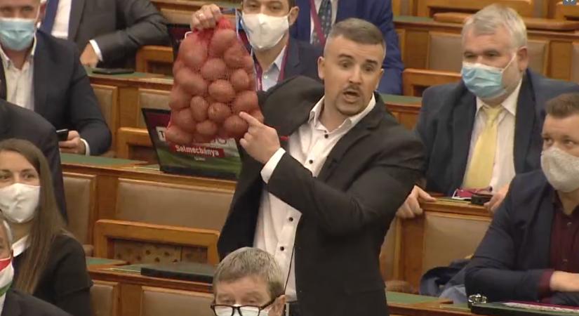 Folytatódik a dráma: A Jobbik visszakéri Jakab Péter mandátumát