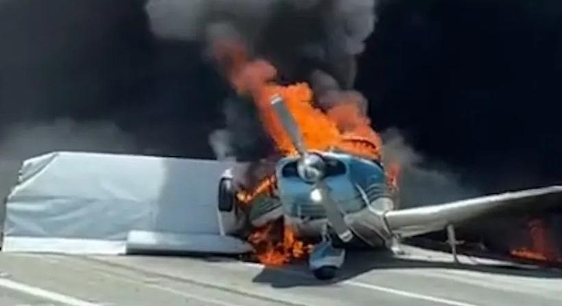 ESZMÉLETLEN BALESET: Repülőgéppel ütközött egy furgon az autópályán (VIDEÓ)