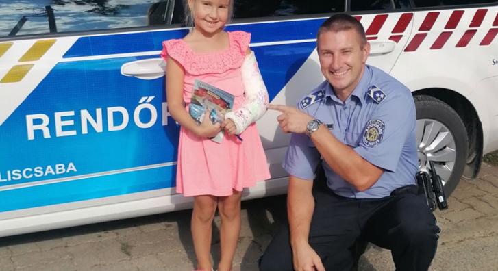 Törött karú kislány kérését teljesítették a tinnyei zsaruk