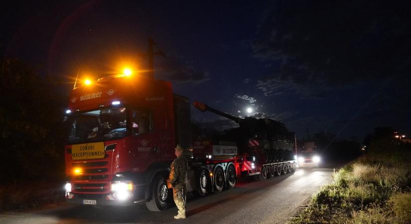 Önjáró tüzérlöveg érkezett Tatára - itt vannak a fotók