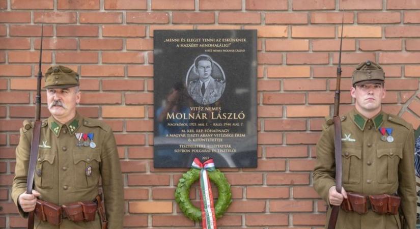 A Káldnál hősi halált halt Molnár László vadászpilóta Sopronban kapott emléktáblát - fotók