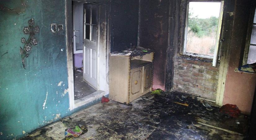 Molotov-koktél dobtak egy véméndi család házára – videón a gyanúsítottak elfogása