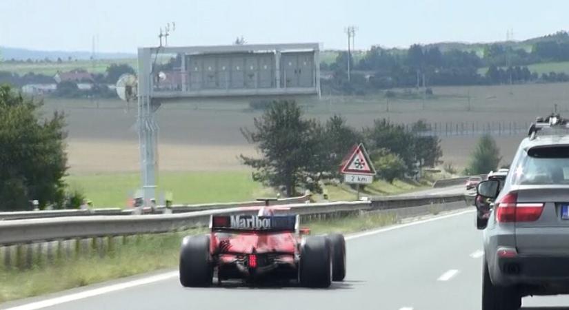 Forma-1-es Ferrarit szpottoltak egy cseh autópályán