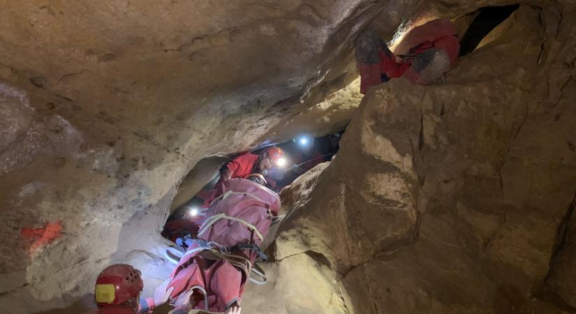Négyórás mentőakcióval hoztak felszínre egy sérült nőt a Mátyás-hegyi barlangból