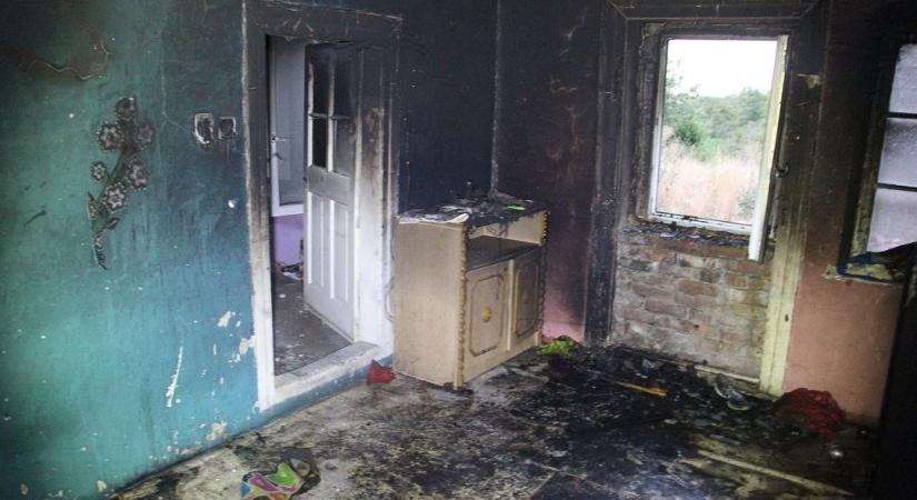 Molotov-koktélokkal gyújtották rá a házukat
