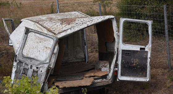 Gondatlanságból elkövetett emberöléssel vádolják a sofőrt, akinek furgonjában három menekült halt meg