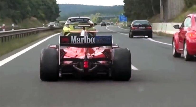 Nem F1-es Ferrarival, de versenyautóval repesztettek az autópályán
