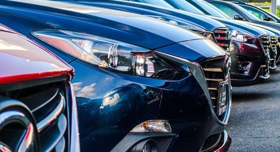Adminisztrációs hiba miatt leállt az autók honosítása a Magyar Autóklubnál