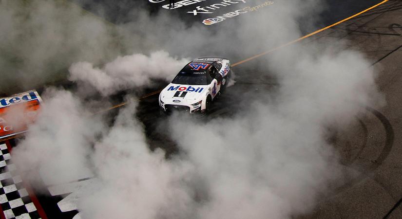 NASCAR: Harvick behúzta a 60. győzelmét, egy autó pedig már megint kigyulladt