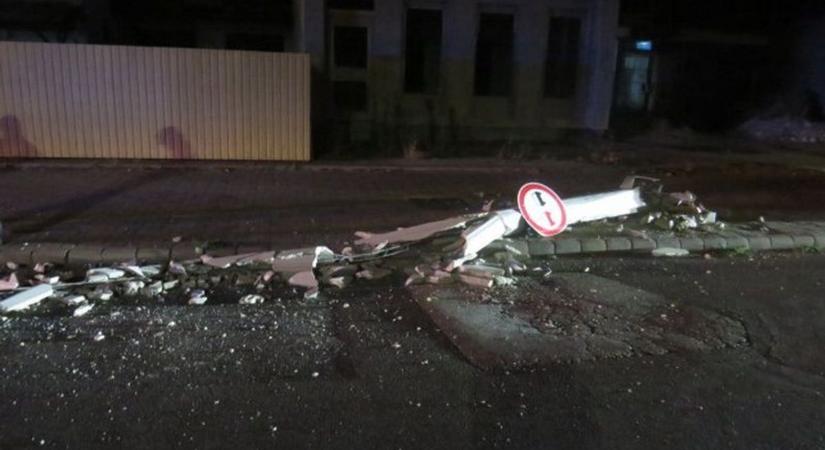 Villanyoszlopnak ütközött egy autó Jászberényben