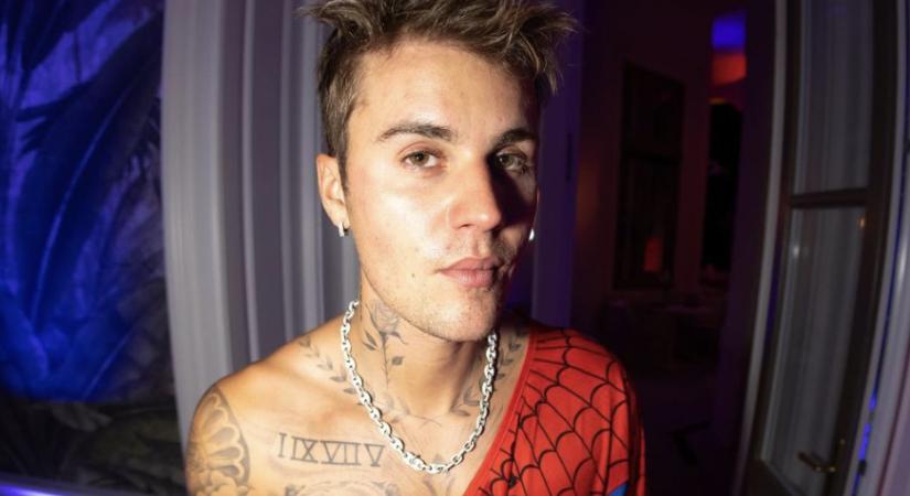 Fotón, ahogy Justin Bieber pókemberként bulizik Tiborcz István turai kastélyszállójában