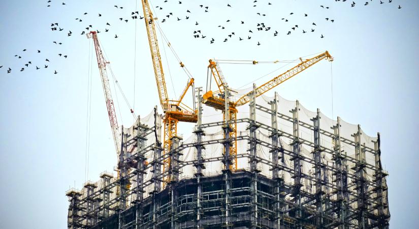 Friss számok: zsugorodik a magyar építőipari termelés