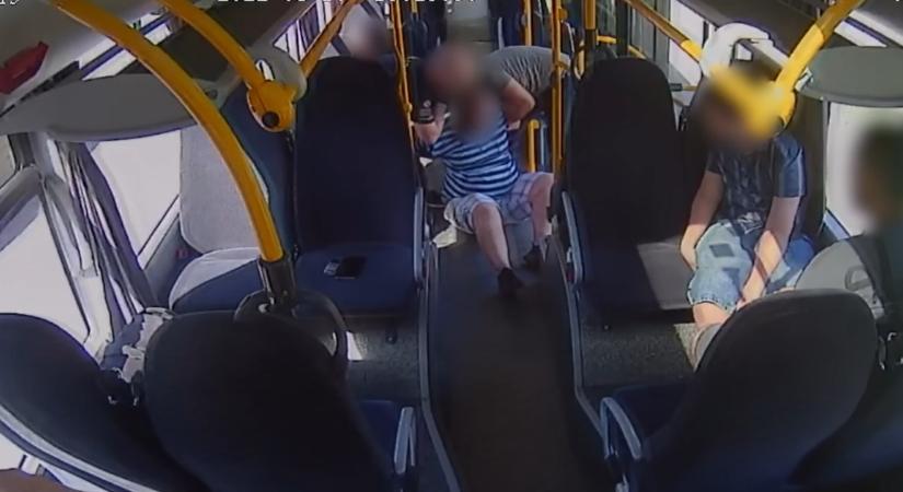 Videó is készült arról, hogyan fogtak el a rendőrök egy körözött férfit egy érdi buszon