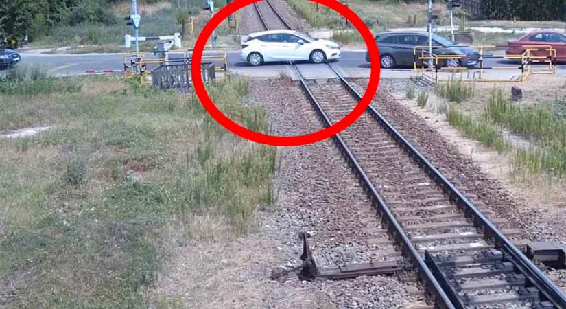 Videón, ahogy a síneken ragad, majd letöri a sorompórudat egy autós
