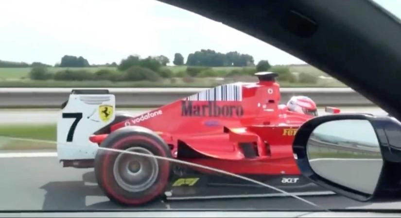 Újra felbukkant a cseh autópályák réme, egy F1-es Ferrarinak látszó versenyautó